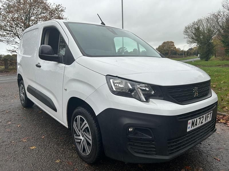 White Used 2022 Peugeot Partner MPV | £8,850 (Fair price) - Image 1/4