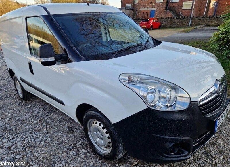 White Used 2014 Vauxhall Combo MPV | £3,249 (Good price) - Image 1/4