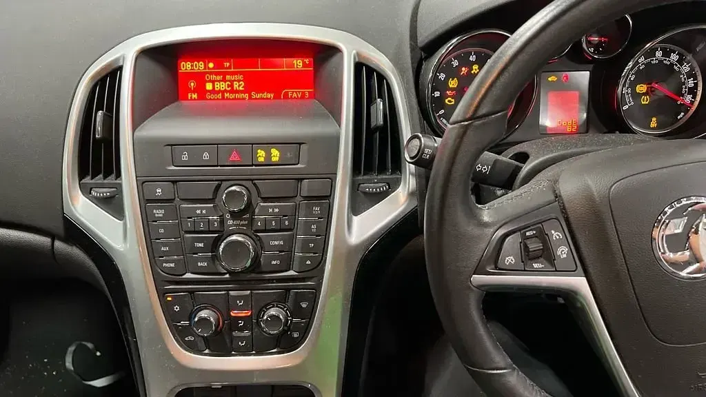Used Vauxhall Astra Excite 100 HP (73 kW) 2015 Black Hatchback