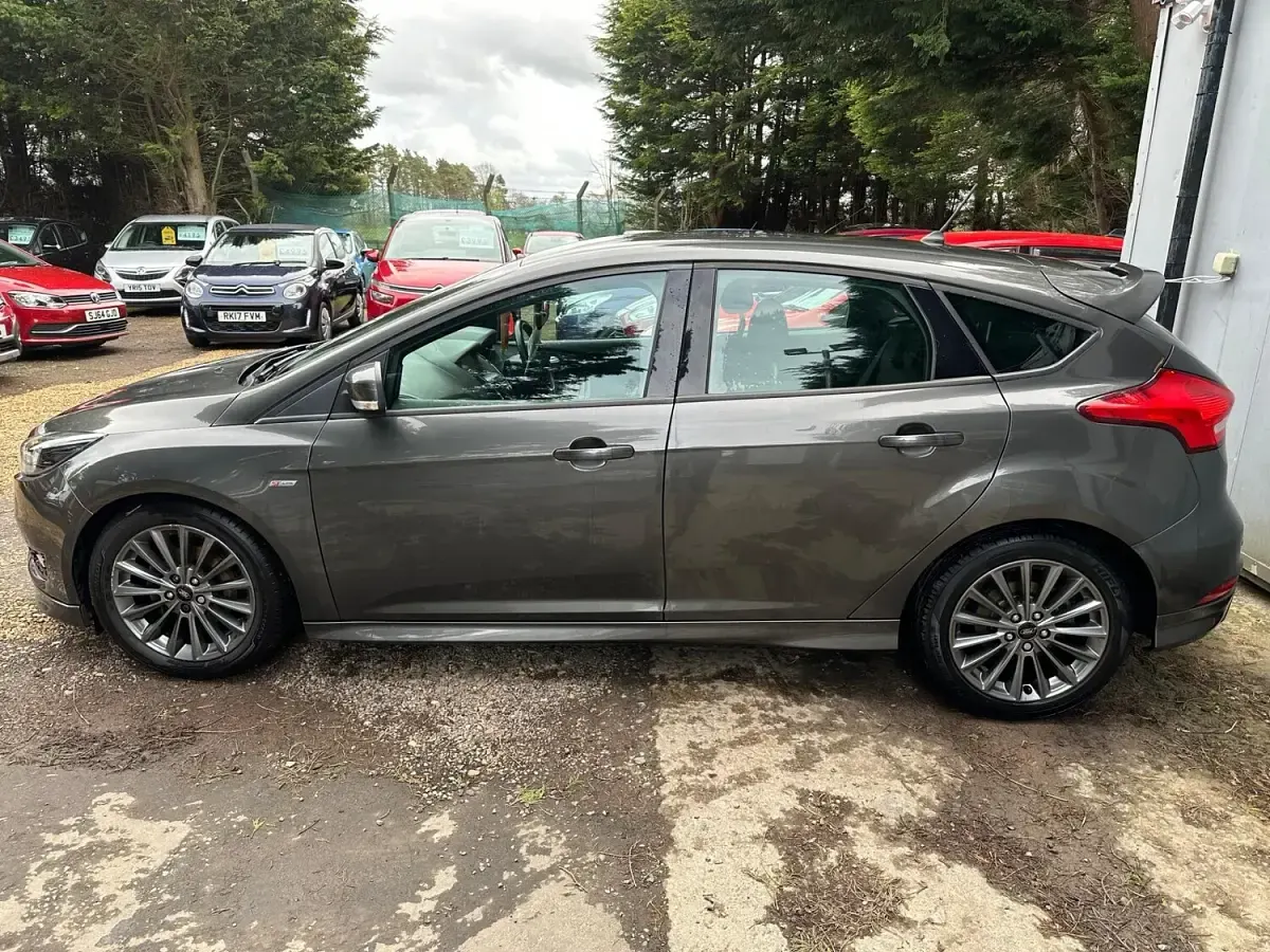 Used Ford Focus ST-Line 125 HP (91 kW) 2017 Grey Hatchback