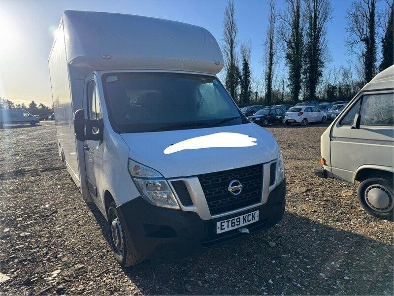 White Used 2019 Nissan NV400 SE Van | £5,250 - Image 1/4