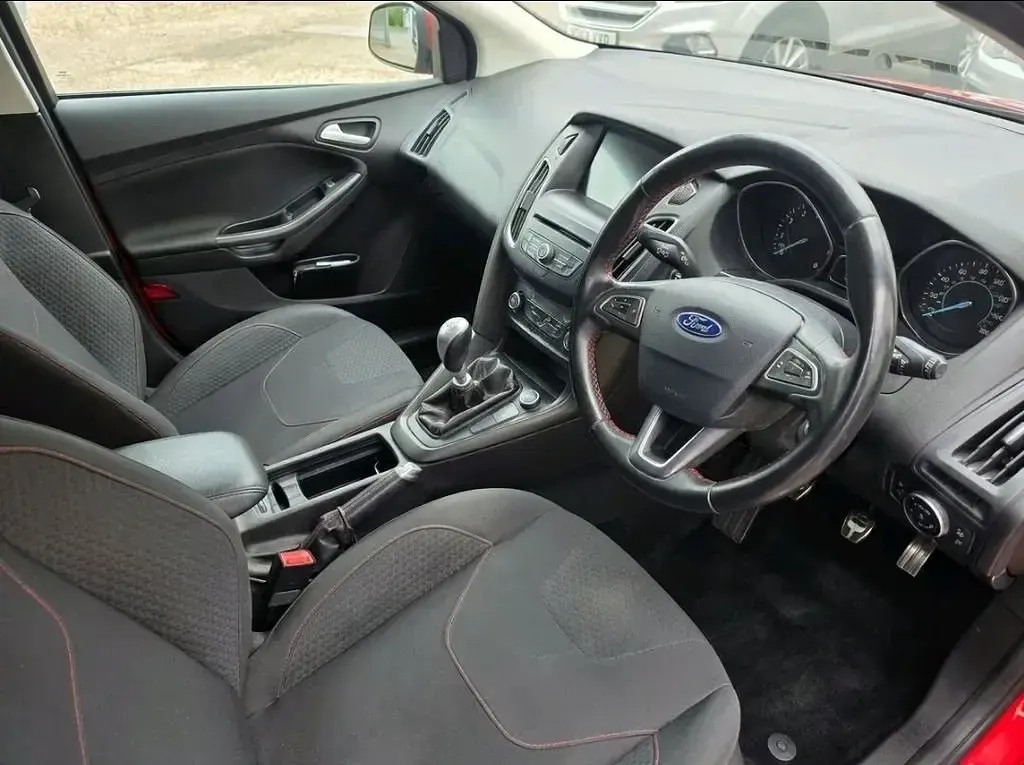 Usado Ford Focus Zetec 182 CV (133 kW) 2015 Rojo Utilitario