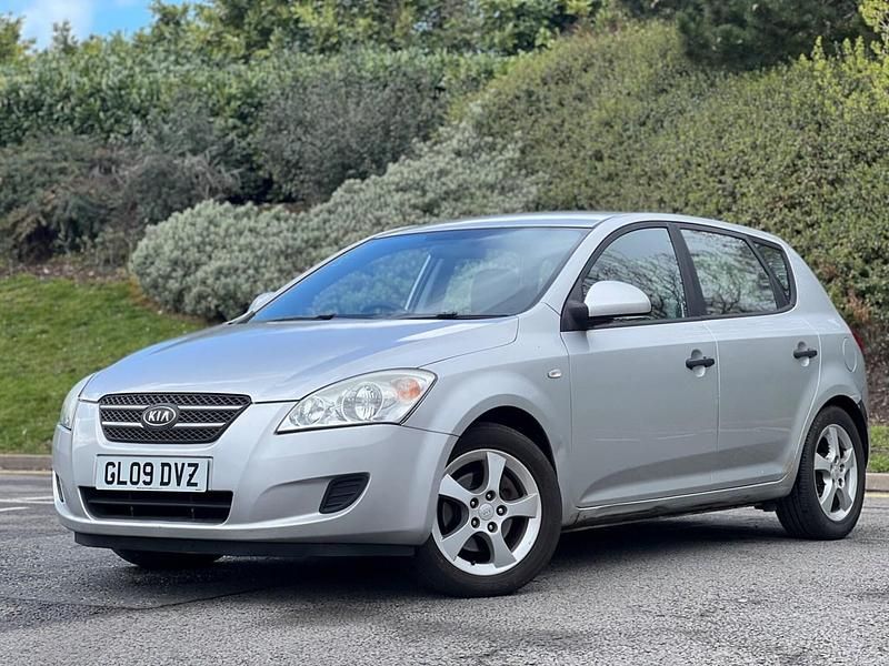 Używany Kia Ceed 2009 Srebrny Hatchback