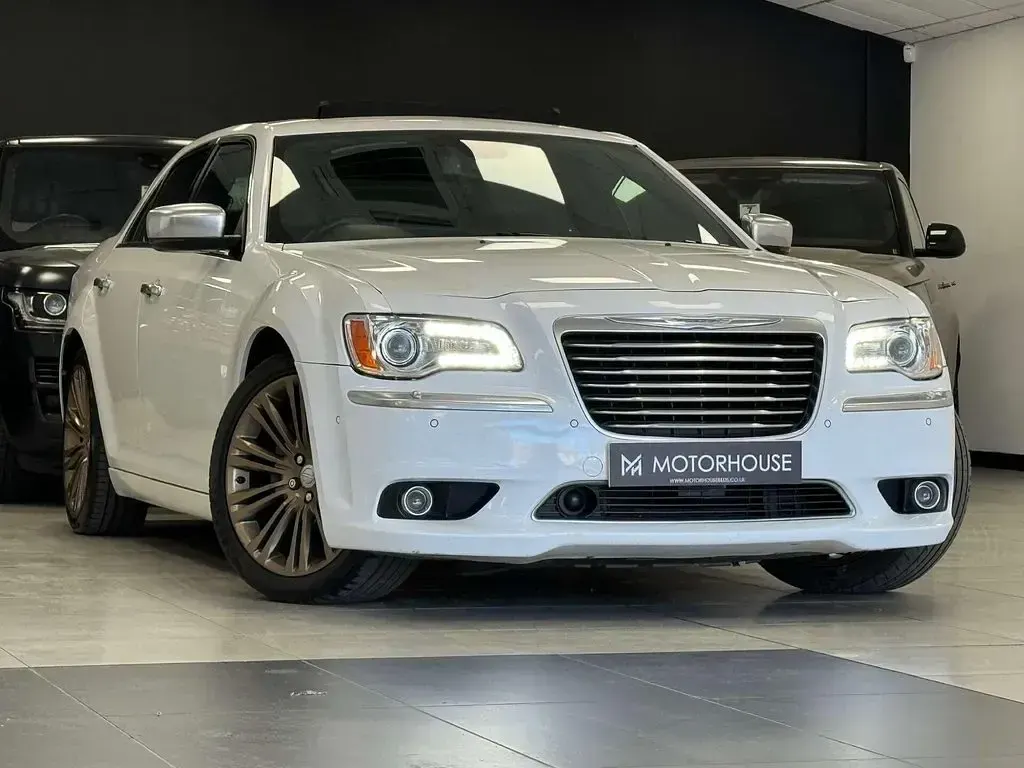 Used Chrysler 300C Executive 236 HP (173 kW) 2013 White Sedan