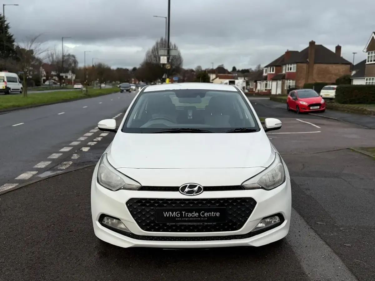 Used Hyundai i20 SE 84 HP (61 kW) 2016 White Hatchback