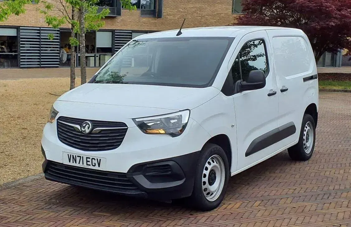 Used Vauxhall Combo 100 HP (73 kW) 2021 White MPV