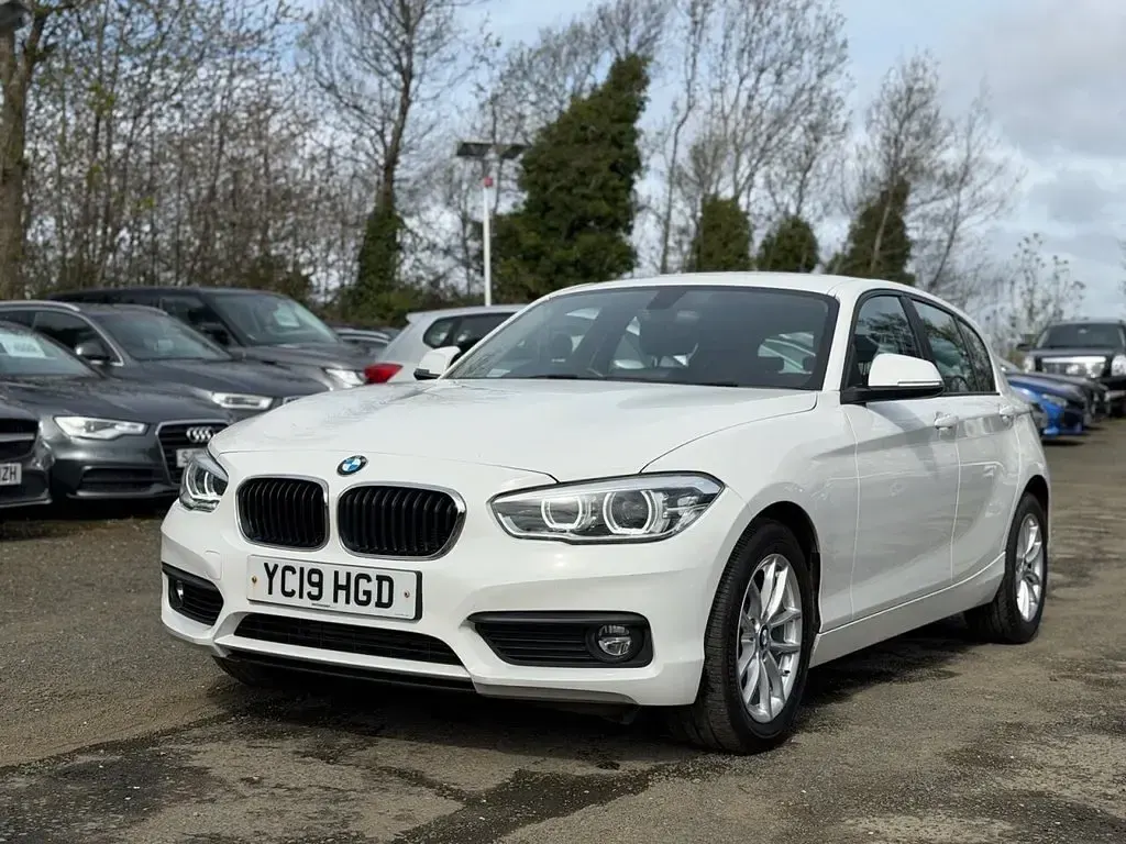 Usado BMW 118 Comfort Edition 136 CV (100 kW) 2019 Blanco Utilitario