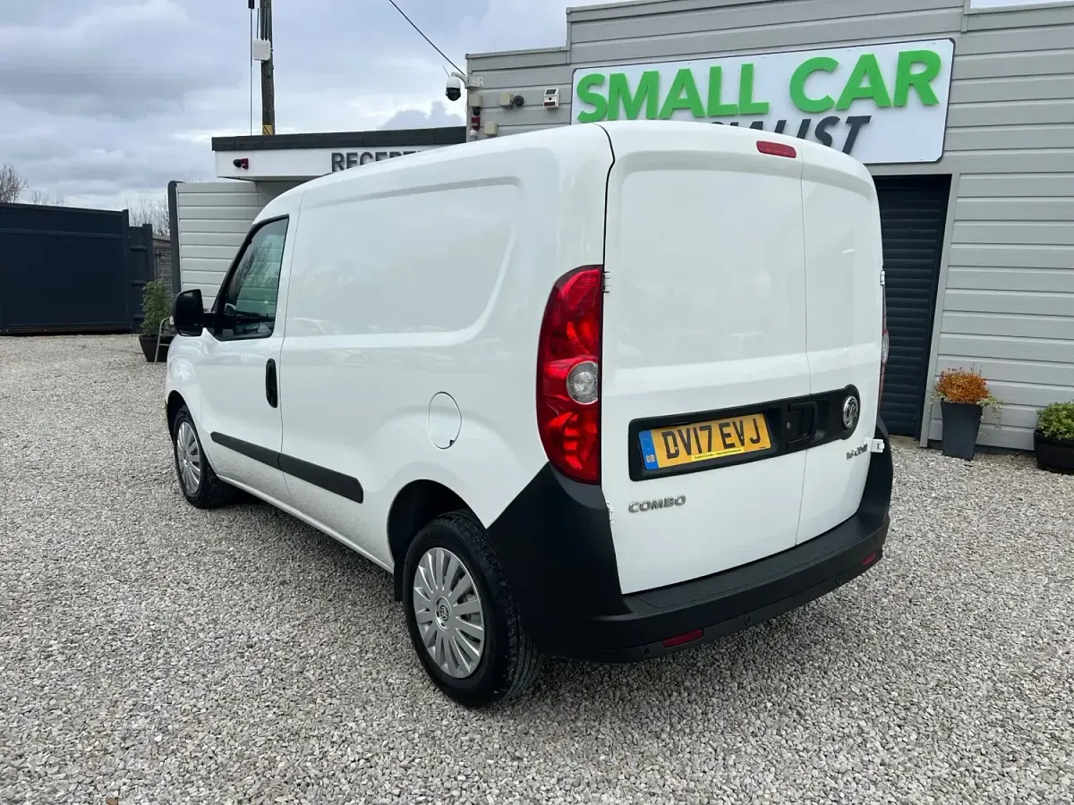Usado Vauxhall Combo S 105 HP (77 kW) 2017 Branco Monovolume