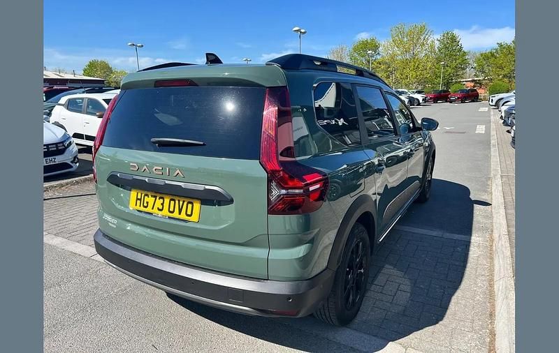 Usado Dacia Jogger Extreme 141 HP (103 kW) 2023 Verde Monovolume