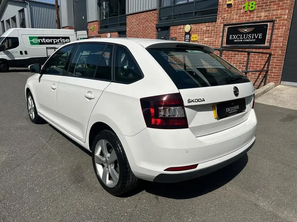 Used Skoda Rapid 2018 White Hatchback