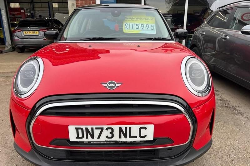 Używany Mini Cooper Classic 2023 Czerwony Hatchback