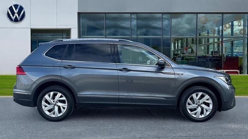 Used VW Tiguan Allspace Life 150 HP (110 kW) 2023 Platinum grey metallic SUV