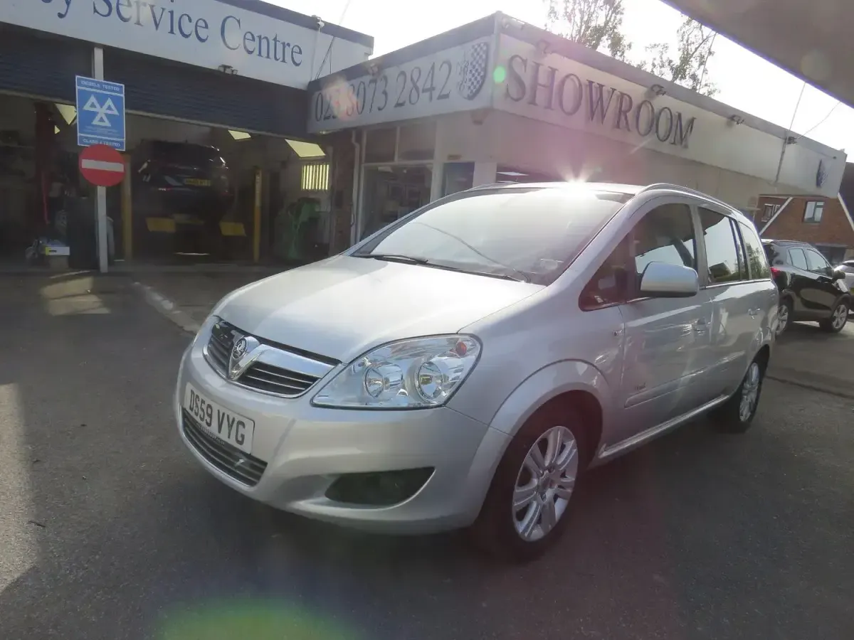 Begagnad Vauxhall Zafira Design Edition 140 HK (102 kW) 2010 Silver Minibuss