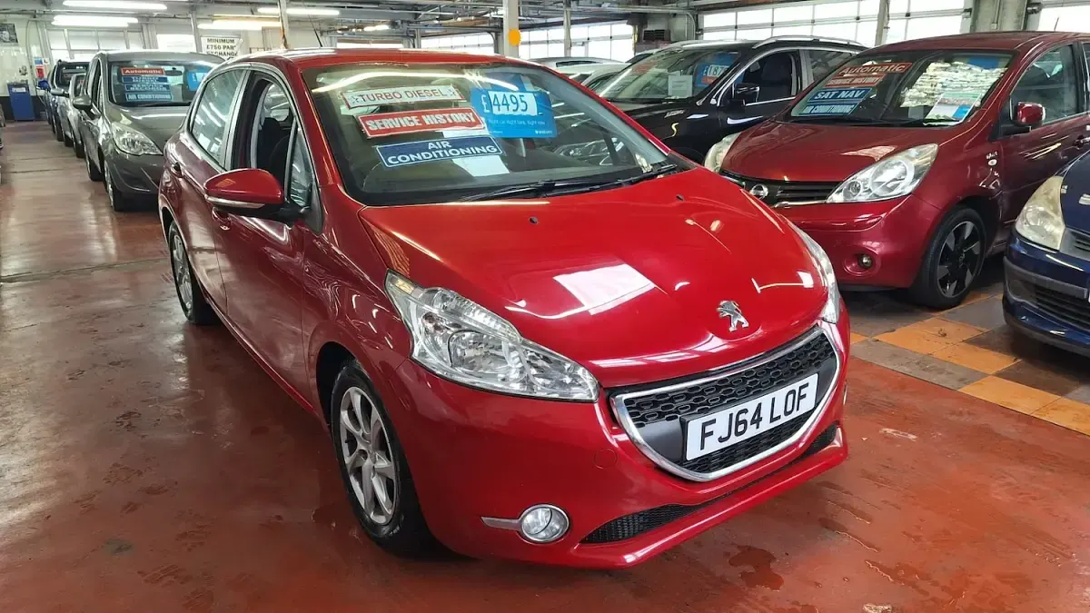 Used Peugeot 208 Active 68 HP (50 kW) 2015 Red Hatchback