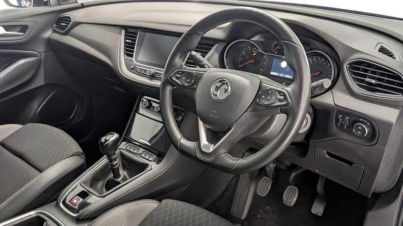 Used Vauxhall Grandland X SRi 130 HP (95 kW) 2020 Grey SUV