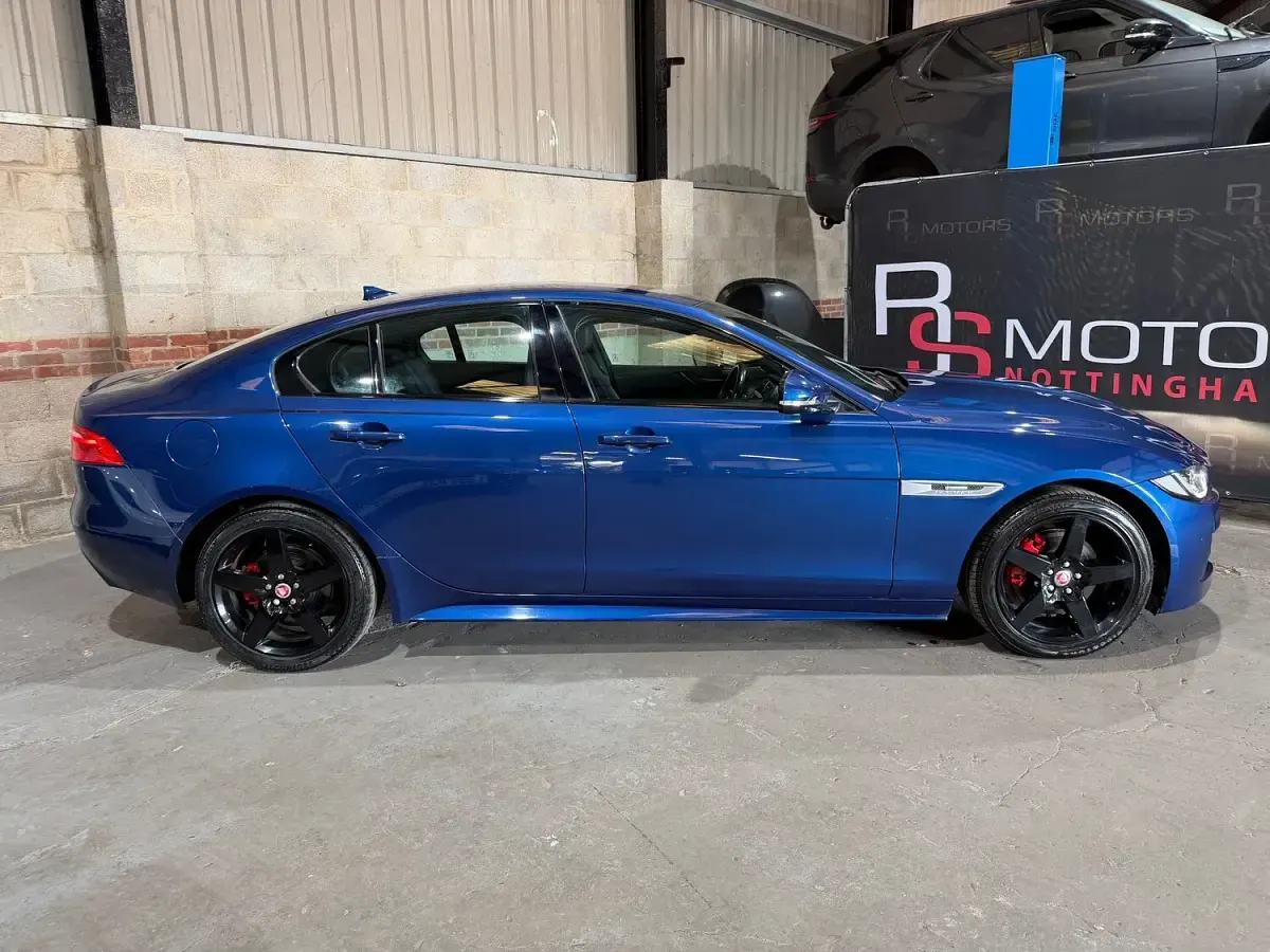 Używany Jaguar XE R-Sport 180 KM (132 kW) 2015 Niebieski Sedan/Limuzyna