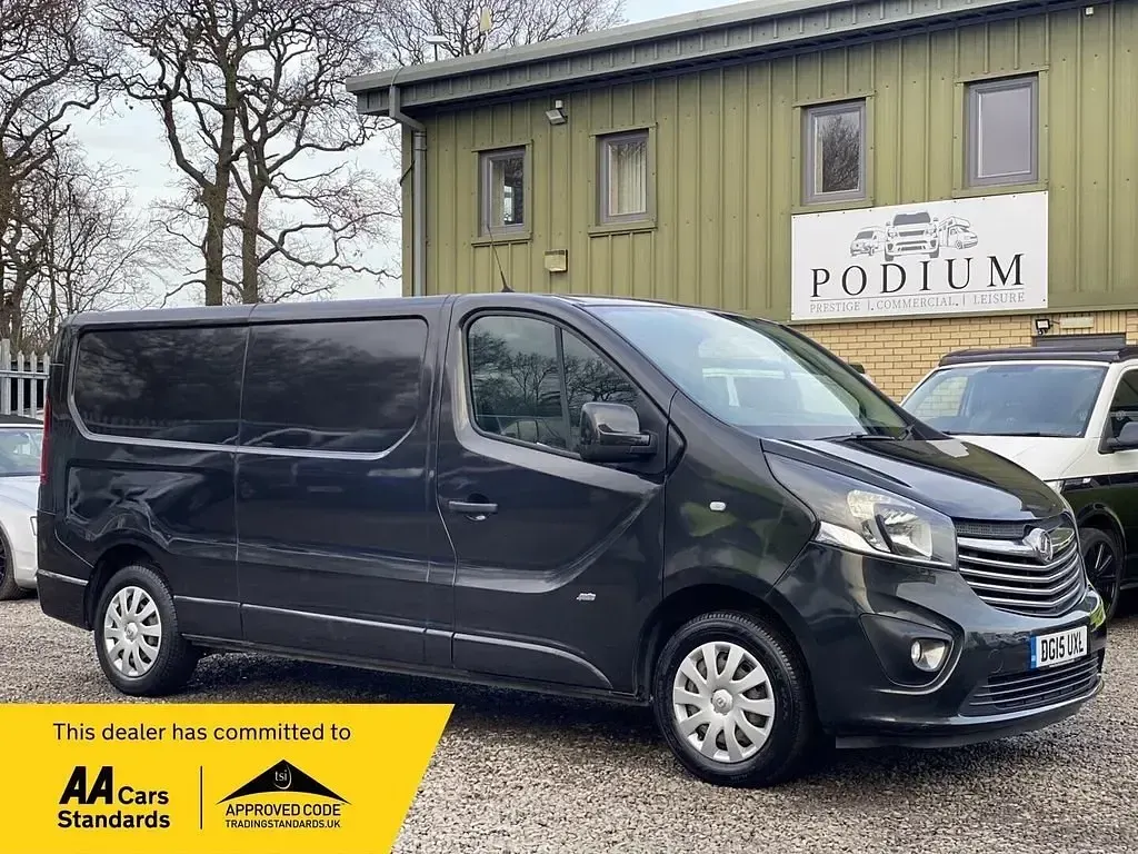 Second-hand Vauxhall Vivaro Sportive 120 CP (88 kW) 2015 Negru Monovolum