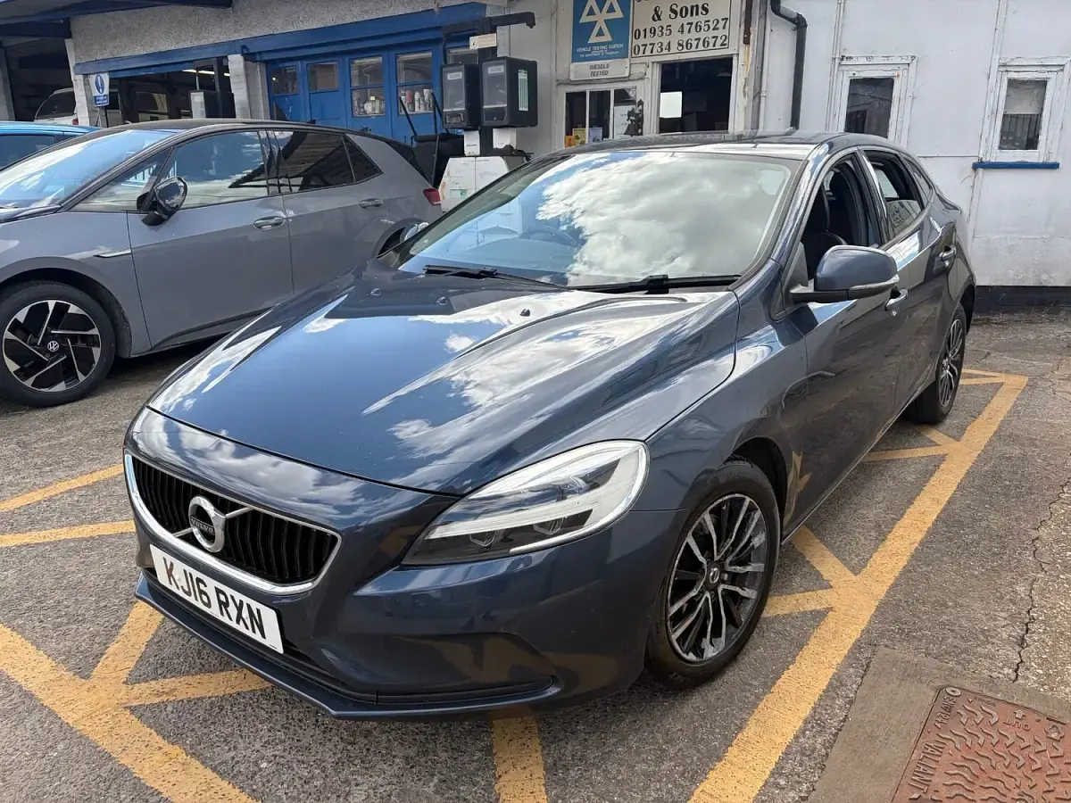 Used Volvo V40 Momentum 2016 Blue Hatchback