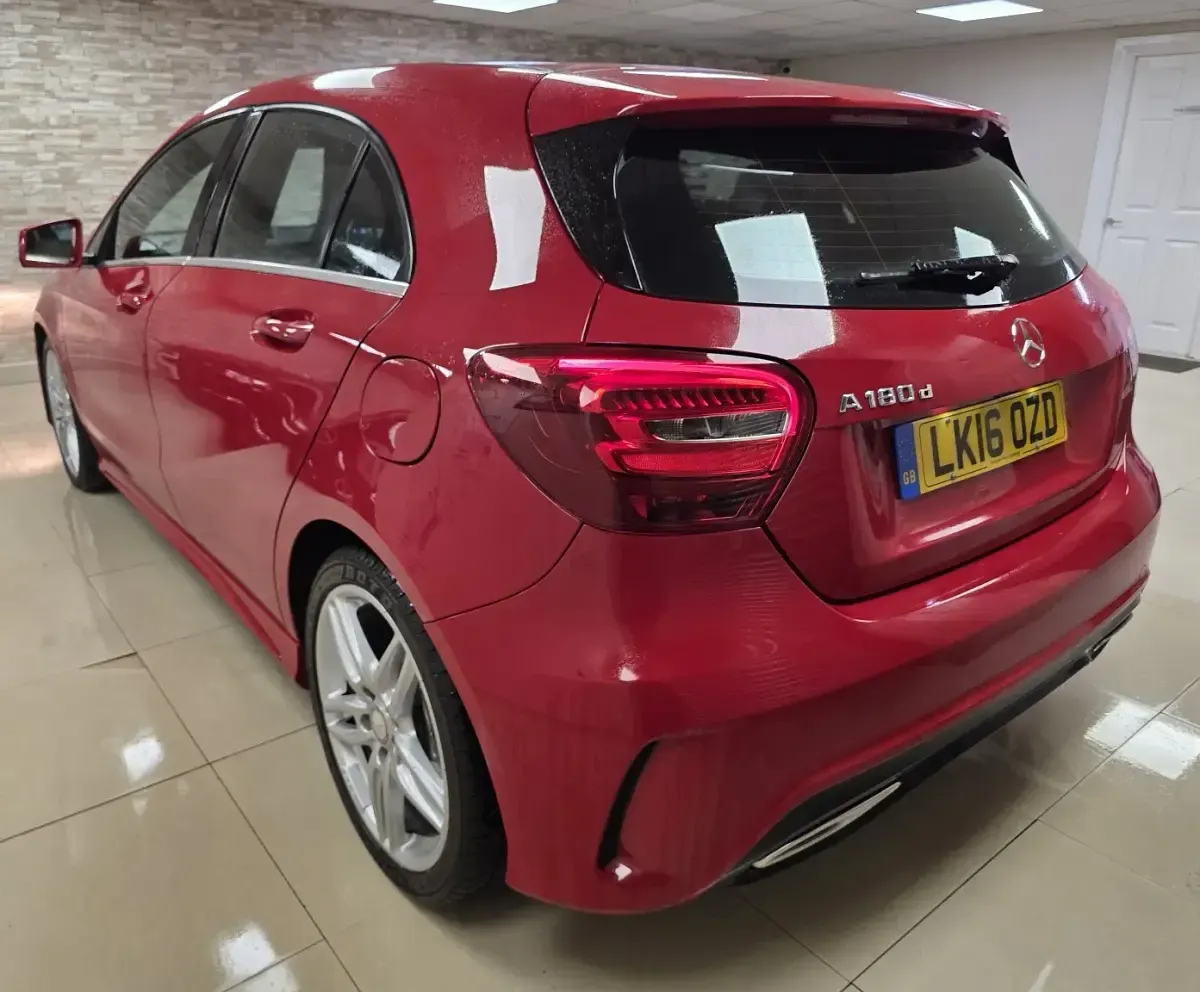 Begagnad Mercedes A180 AMG line 2016 Röd Halvkombi