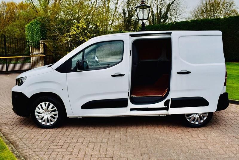 Used Peugeot Partner Premium 130 HP (95 kW) 2022 White MPV