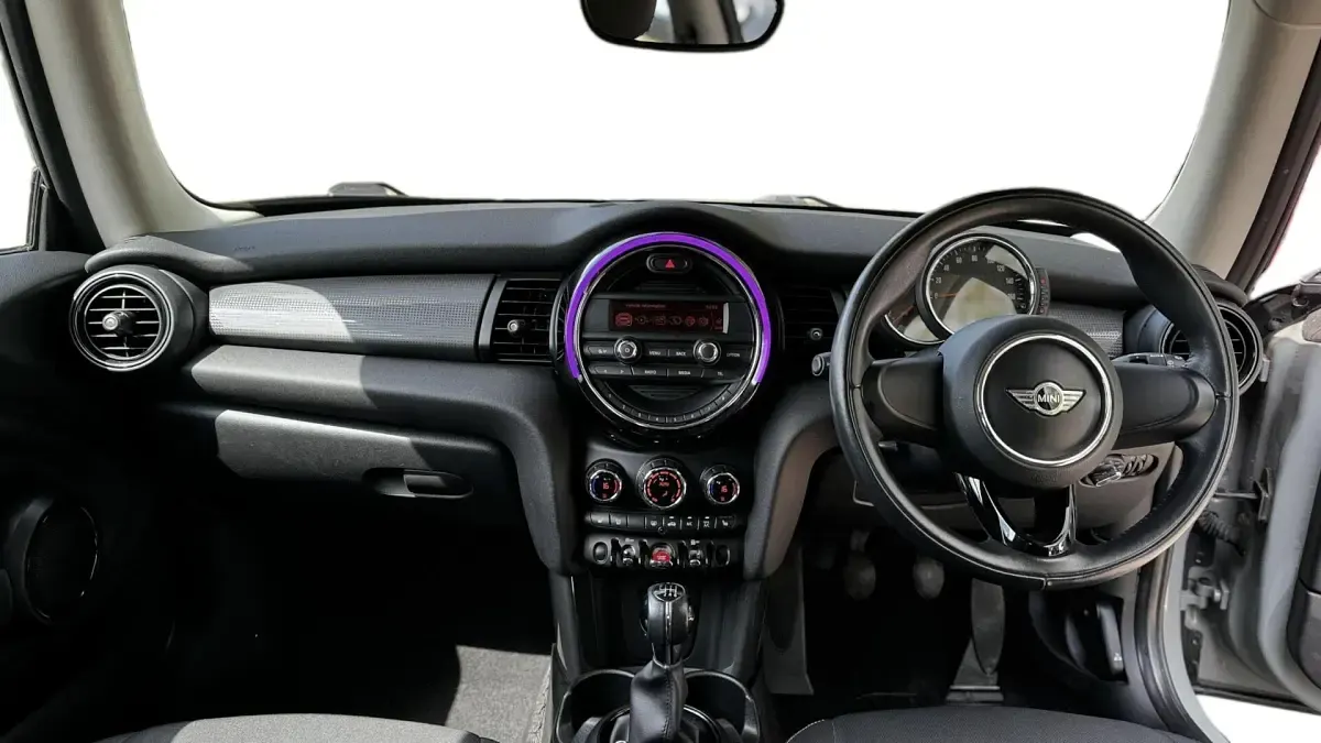Usado Mini Cooper Hatch 134 CV (98 kW) 2017 Gris Utilitario