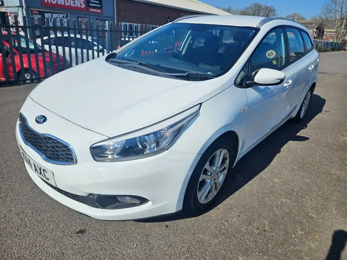 Used Kia Ceed 98 HP (72 kW) 2014 White Hatchback
