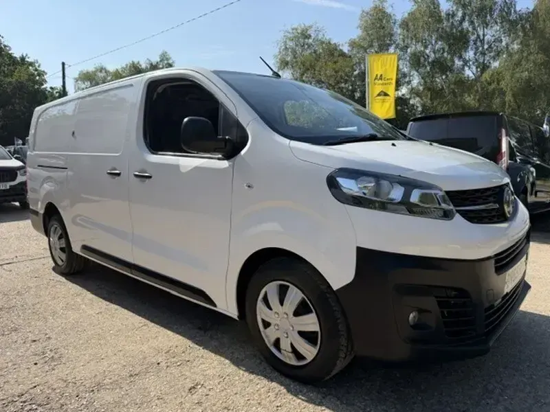 Used Vauxhall Vivaro 100 HP (73 kW) 2019 White MPV