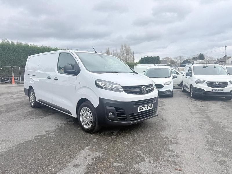 Second-hand Vauxhall Vivaro 145 CP (106 kW) 2023 Alb Monovolum