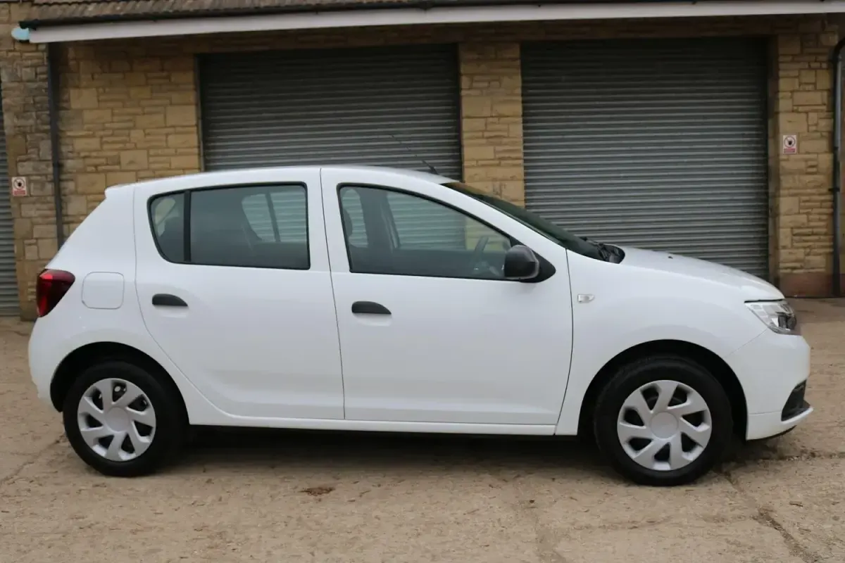 Używany Dacia Sandero Essentiel 90 KM (66 kW) 2019 Biały Hatchback