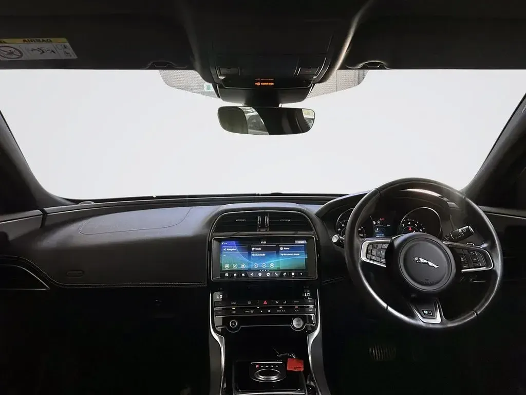 Used Jaguar XE Ingenium 200 HP (147 kW) 2019 White Sedan