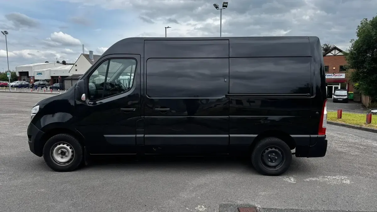 Used Nissan Interstar Tekna 150 HP (110 kW) 2022 Black Van