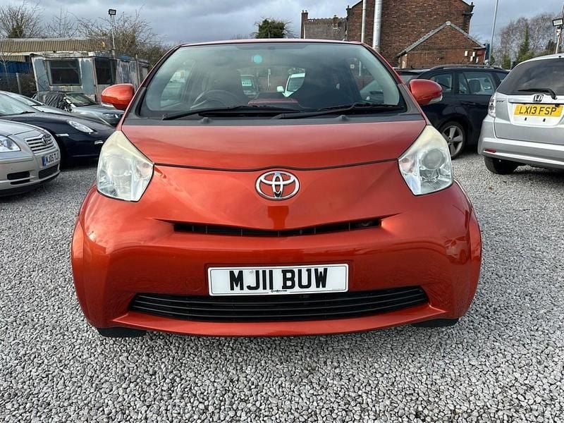 Used Toyota iQ 68 HP (50 kW) 2011 Red Hatchback