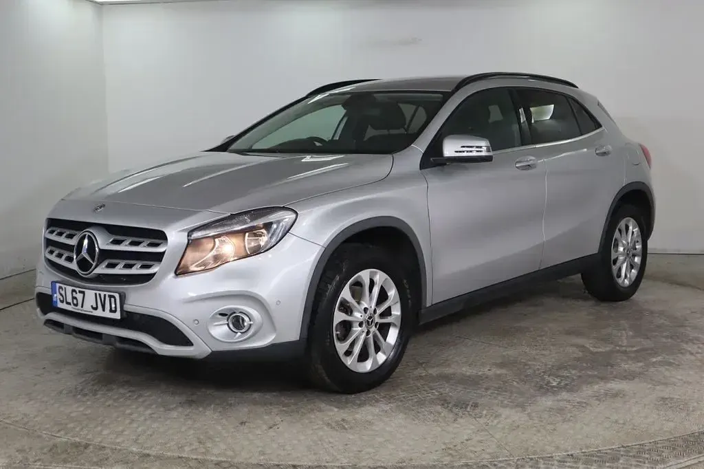 Used Mercedes GLA200 Executive 156 HP (114 kW) 2017 Silver SUV