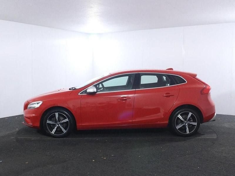Used Volvo V40 R-Design 122 HP (89 kW) 2018 Red Hatchback