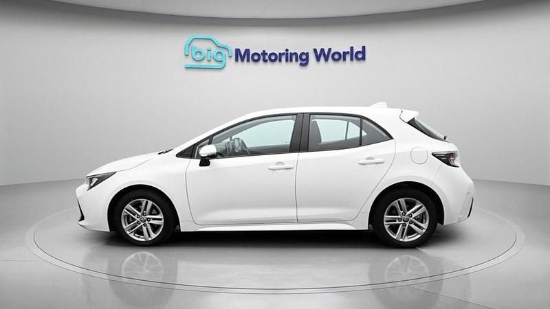 Used Toyota Corolla 122 HP (89 kW) 2022 White Hatchback