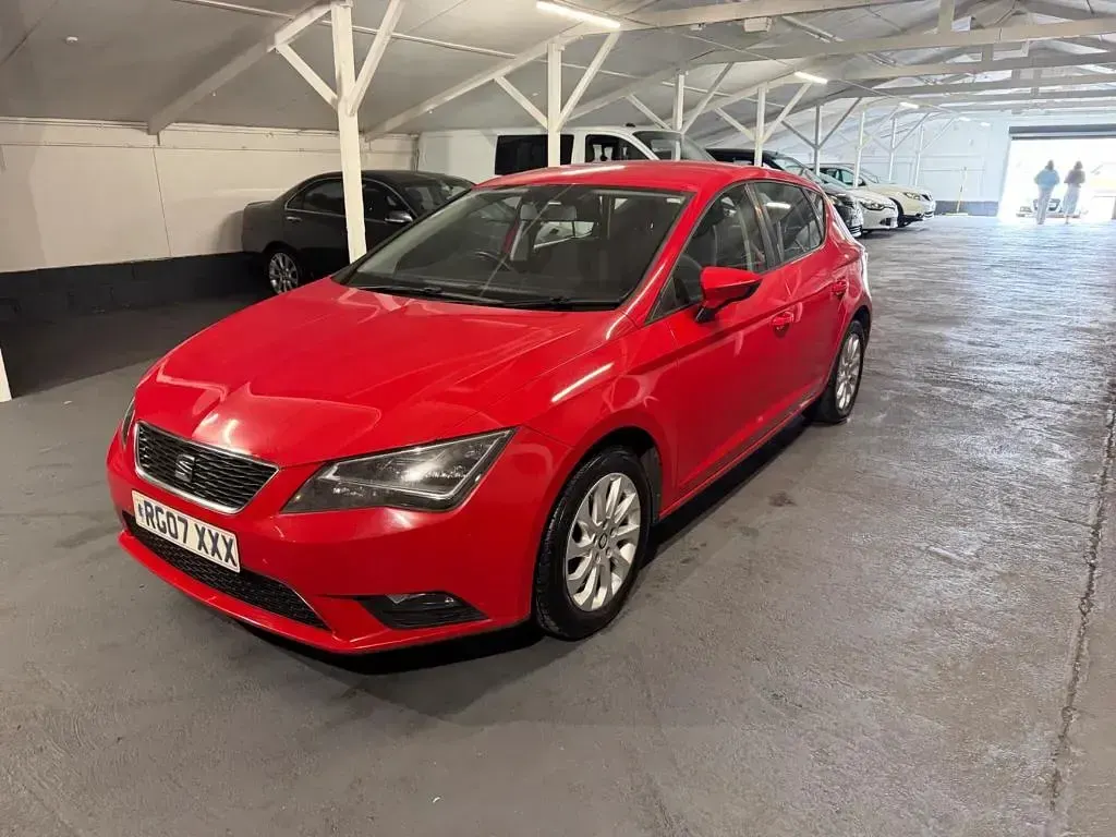 Used Seat Leon SE 105 HP (77 kW) 2014 Red Hatchback