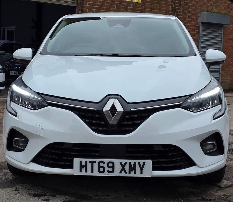 Used Renault Clio V Iconic 85 HP (62 kW) 2020 White Hatchback