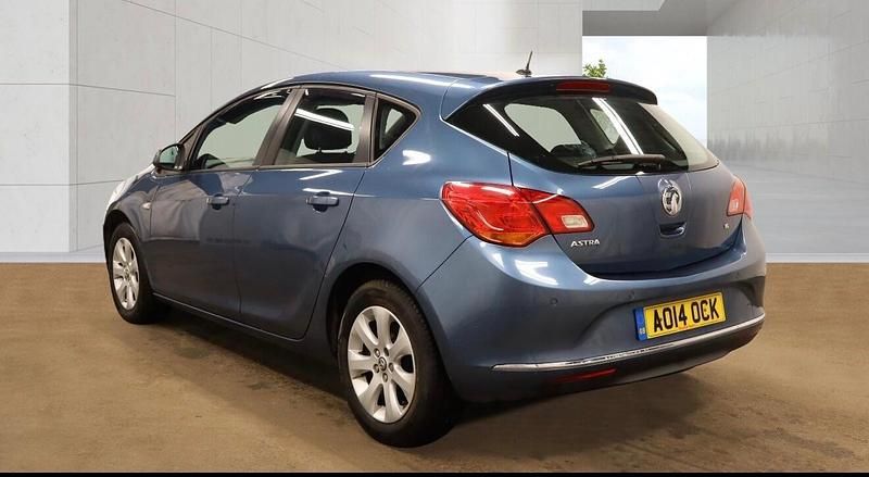 Used Vauxhall Astra Design Edition 115 HP (84 kW) 2014 Blue Hatchback
