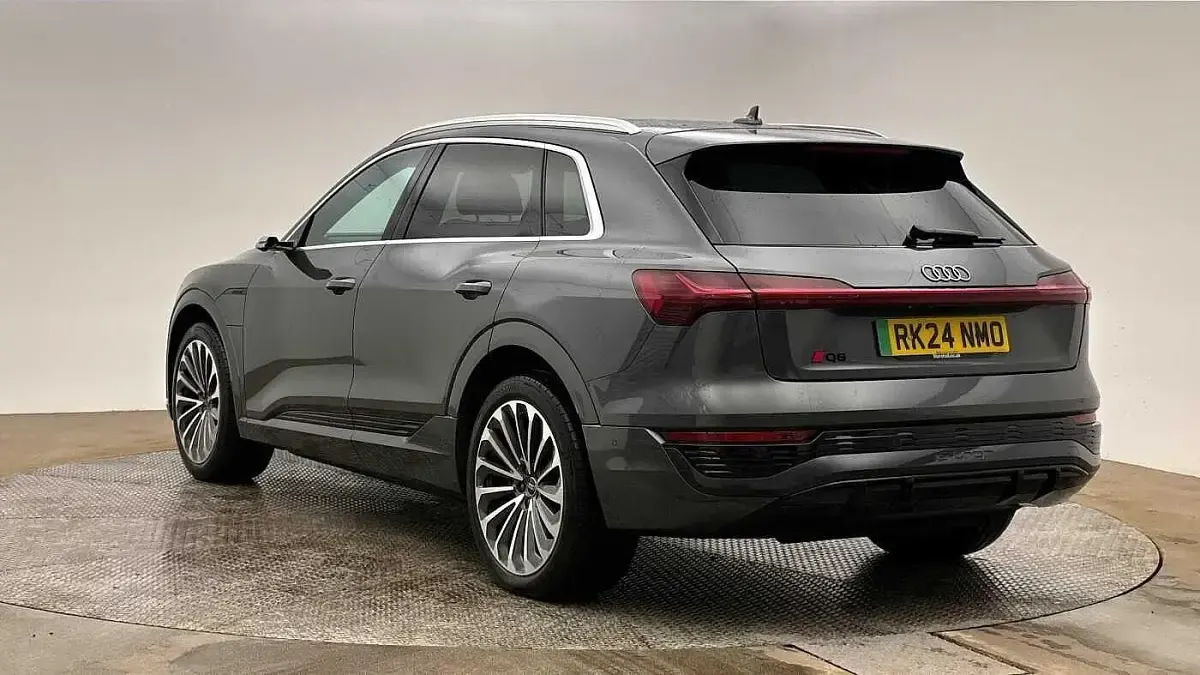 Usado Audi Q8 e-tron S-Line 250 kW (340 HP) 2024 Cinzento SUV