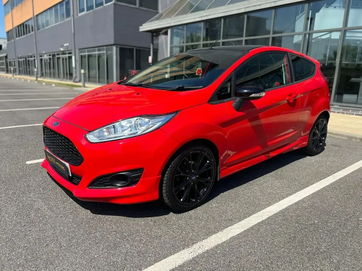 Begagnad Ford Fiesta Zetec 140 HK (102 kW) 2016 Röd Halvkombi