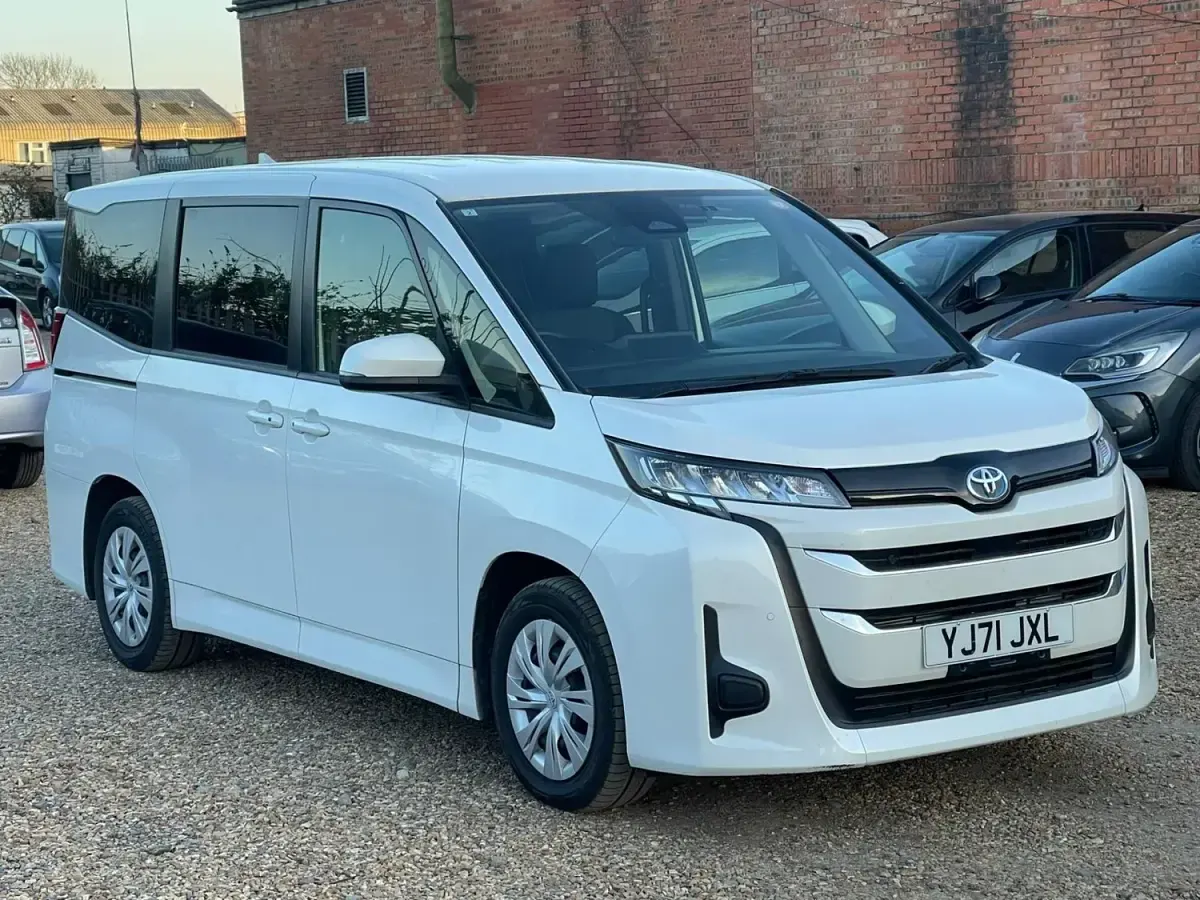 Begagnad Toyota Noah 2026 Vit Minibuss
