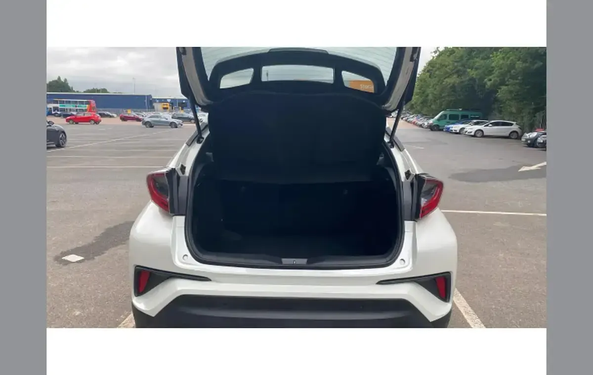 Used Toyota C-HR 122 HP (89 kW) 2018 White SUV