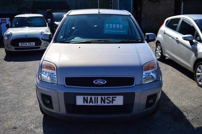 Used Ford Fusion Zetec 80 HP (58 kW) 2011 Silver Hatchback