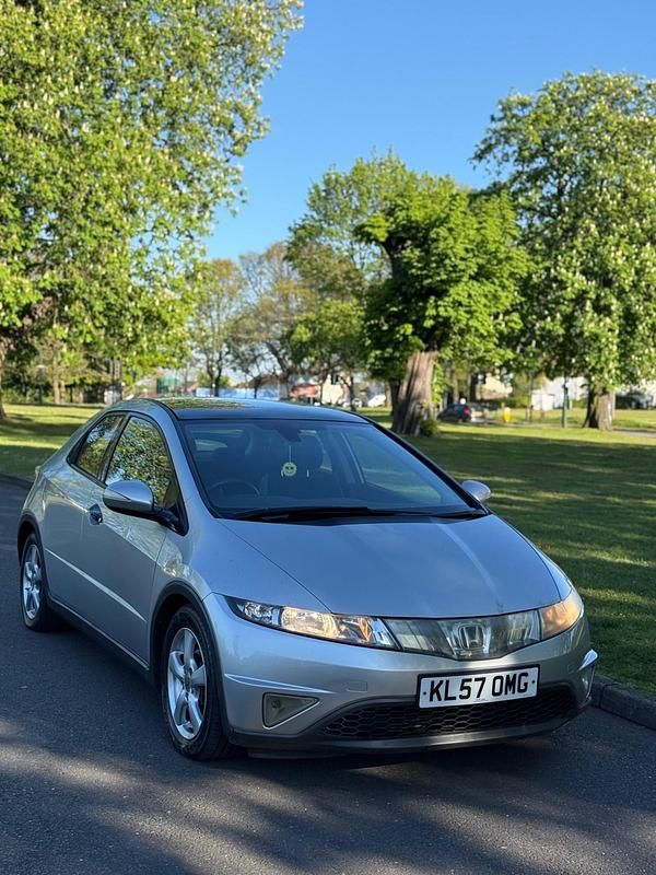 Begagnad Honda Civic EX 140 HK (102 kW) 2007 Silver Halvkombi