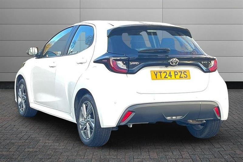Used Toyota Yaris Hybrid 116 HP (85 kW) 2024 White Hatchback