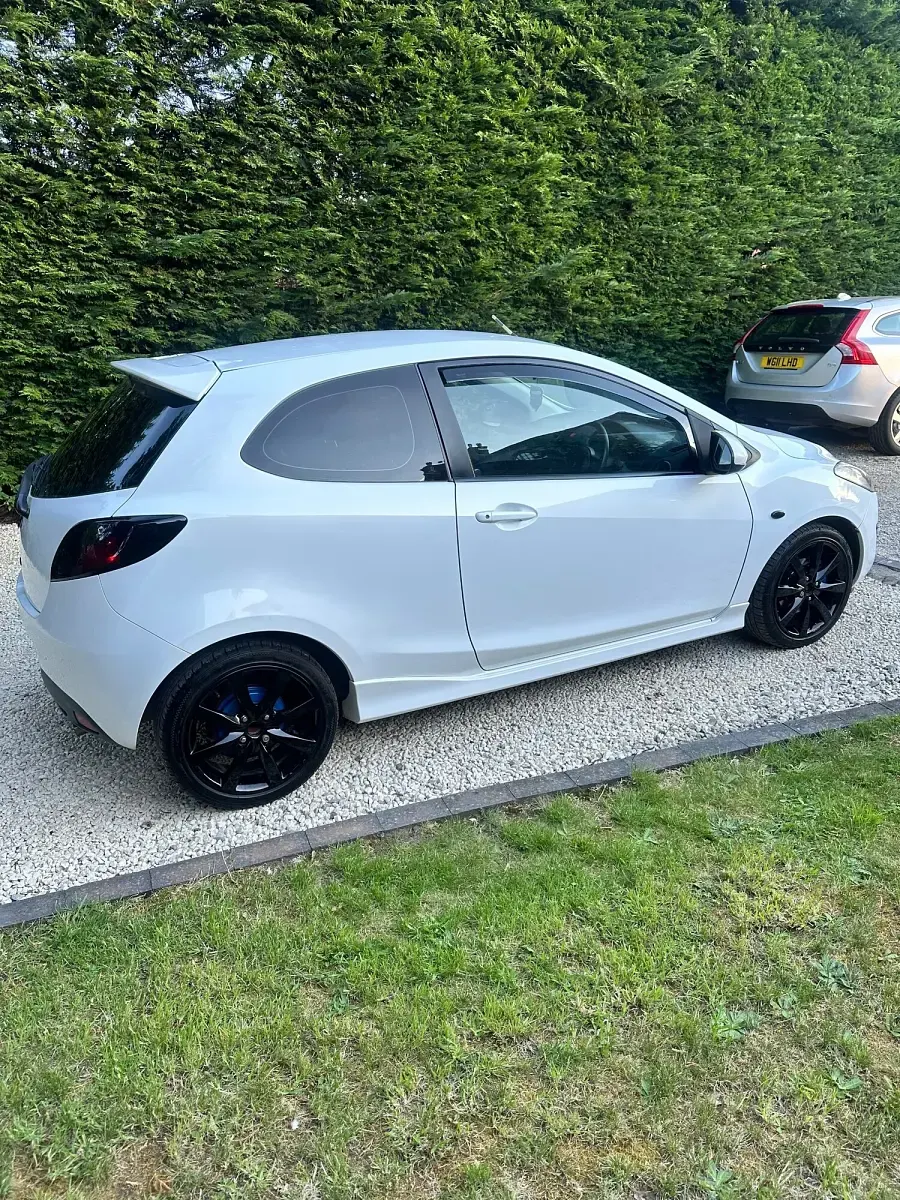 Used Mazda 2 Inclusive 102 HP (75 kW) 2011 White Hatchback
