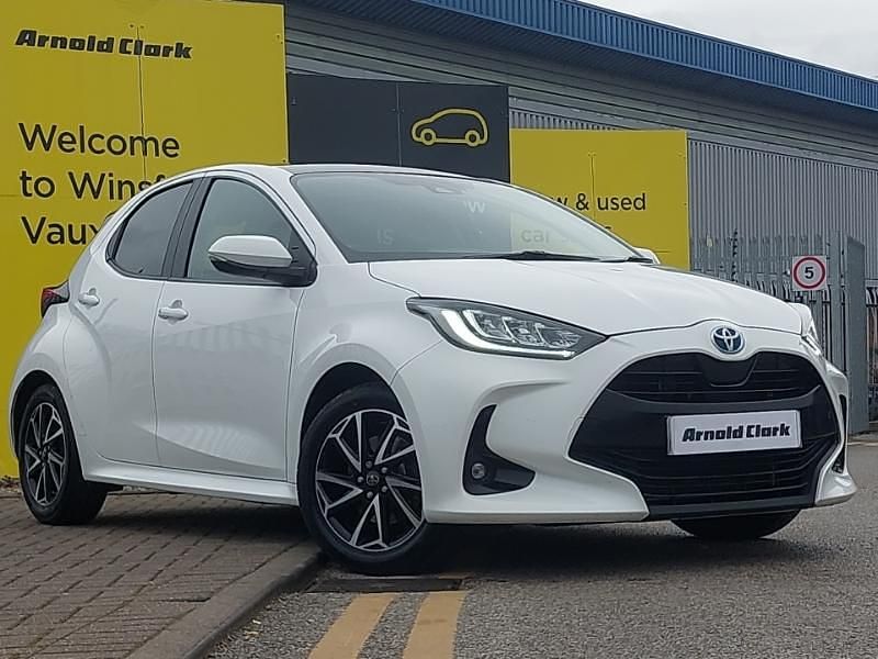 Used Toyota Yaris Hybrid Design 116 HP (85 kW) 2023 White Hatchback