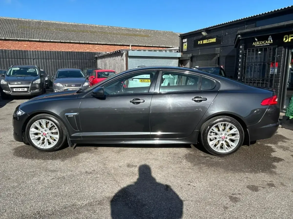 Usado Jaguar XF R-Sport 200 HP (147 kW) 2014 Cinzento Sedan