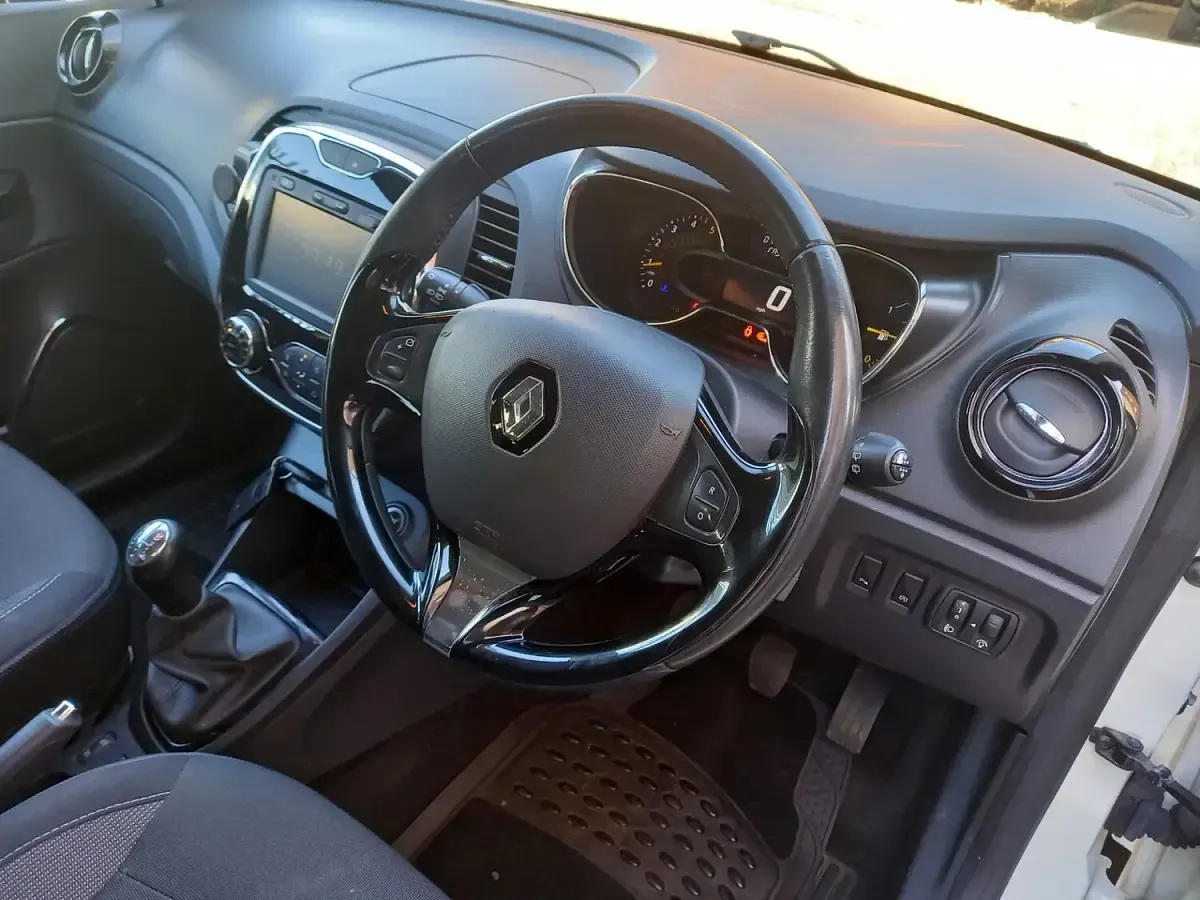 Used Renault Captur Dynamique 90 HP (66 kW) 2014 Cream SUV