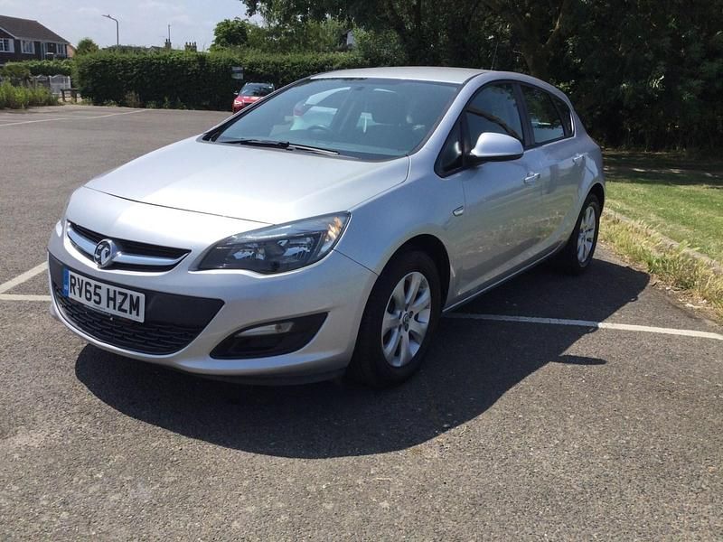 Used Vauxhall Astra Design Edition 2015 Silver Hatchback